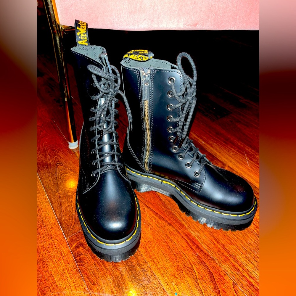 NEW Doc Martens Black Jadon hi boot smooth leather platforms, size 6